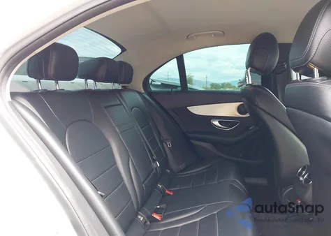 2015 Mercedes-Benz C 300 4Matic z USA, uszkodzony, nr VIN 55SWF4KB4FU021991